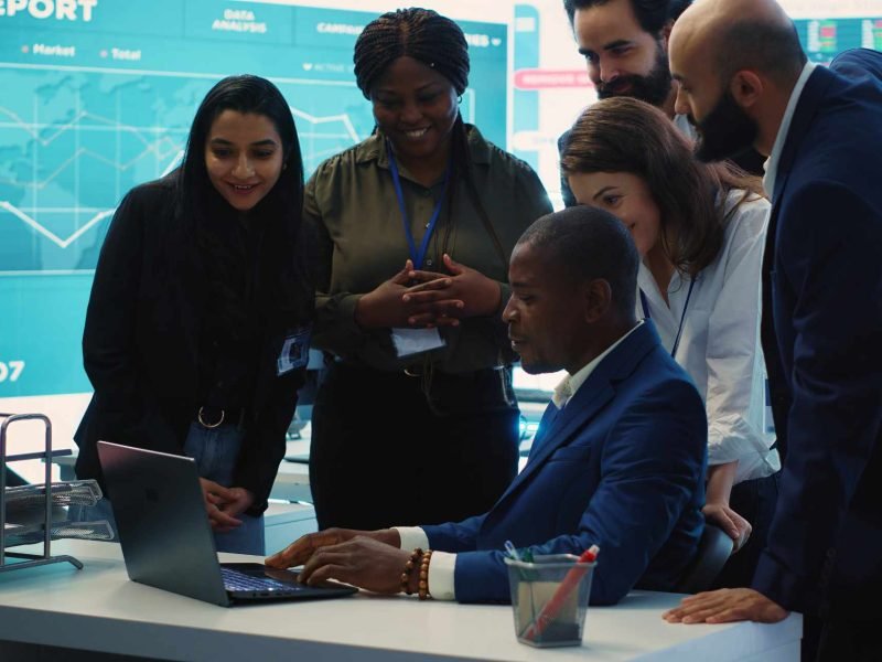 cca bourse collegues devant un ordinateur